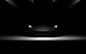 Автомобиль на черных обоях