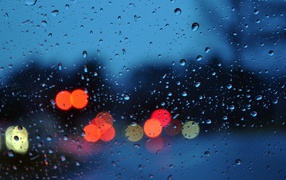 Капли и блики на стекле