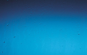 Капли на синем окне