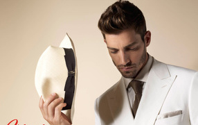 Мужчина в костюме от Brioni