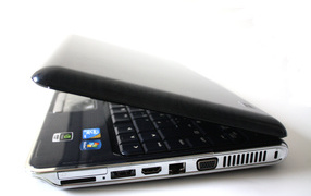 Приоткрытый ноутбук HP