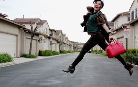 Довольная девушка с сумкой Givenchy