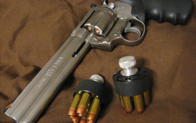 Револьвер с патронами