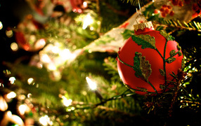 Garland and the ball on the Christmas tree