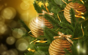 Золотые шары и мишура на елке