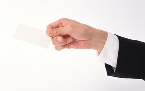 Листок бумаги в руке