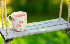 Чашка на качелях