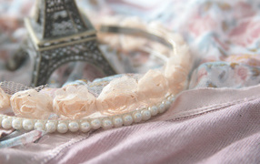 Украшения на белом платье