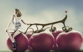 Девушка на томатах