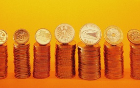 Золотые монеты в стопках