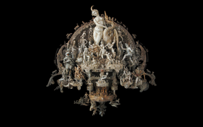 Скульптуры на черном фоне