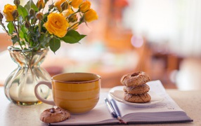 Чайные розы в прозрачной вазе