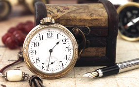 Карманные часы и шкатулка