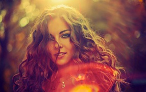 Девушка улыбается