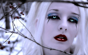 Блондинка девушка вампир