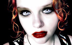 Грустная девушка вампир