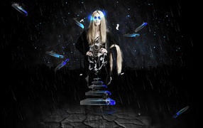 Женщина в черной одежде