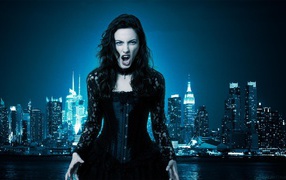 Девушка вампир на фоне города