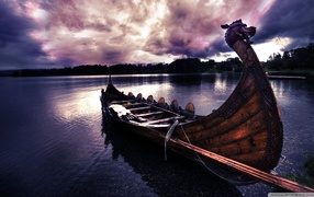 Лодка викингов у причала