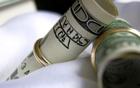 Доллар свернут трубочкой