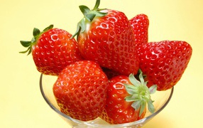 Бокал с клубникой