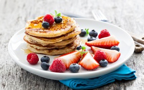 Оладьи с медом и ягодами