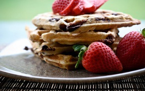 Оладьи с клубникой