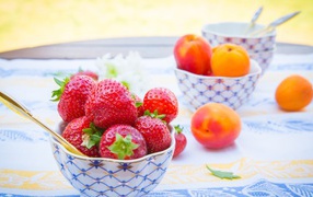 Клубника и абрикосы на десерт