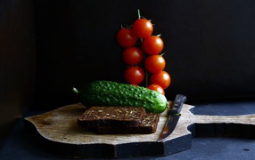 Bread, cucumber and tomatoes