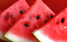 Ломти вкусного арбуза