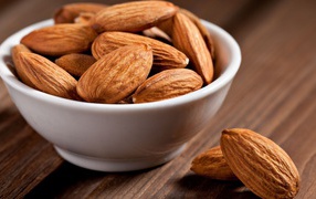 Тарелка с миндалем