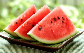 Три ломтика арбуза
