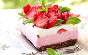 Воздушное пирожное с клубникой