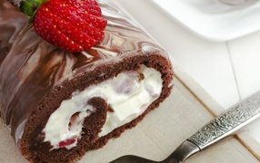 Шоколадный рулет с клубникой