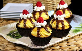 Cupcakes with raspberries