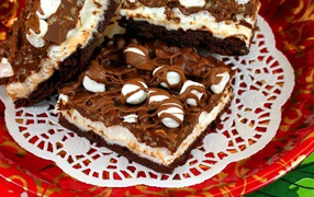 Кусочки торта на тарелке