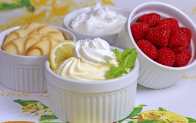 Миски с десертом