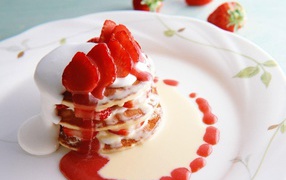 Клубничный десерт со взбитыми сливками