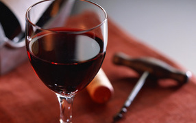 Штопор и бокал вина