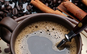 Чашка кофе с корицей