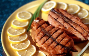 Сочный стейк с лимоном