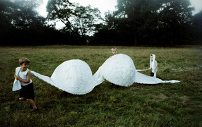 Дети играют бюстгалтером