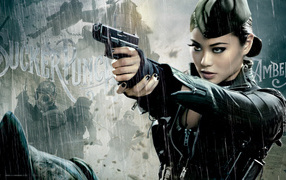 Девушка в пилотке с пистолетом