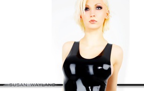 Блондинка в блестящем костюме на белом фоне