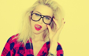 Блондинка в клетчатой рубашке