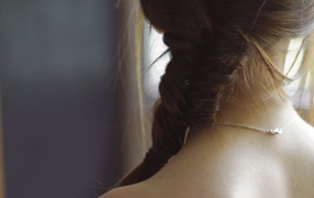 Брюнетка с косой