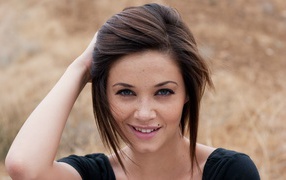 Брюнетка с веснушками