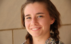 Милая девушка с веснушками