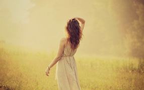 Девушка в льняном платье