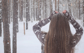 Девушка в снежную погоду